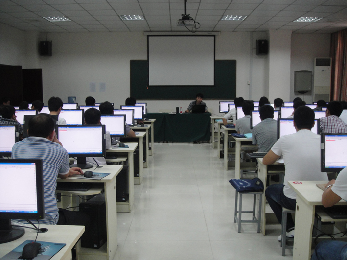 郑煤2012学员们当真听课.JPG