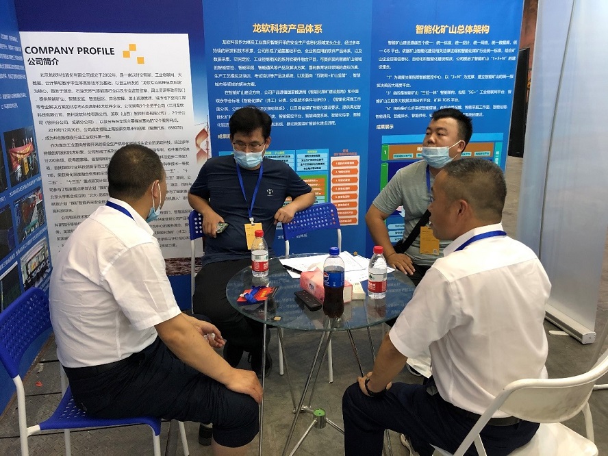 兴发游戏xf团队与客户互换.jpg 兴发游戏xf团队与客户互换.jpg